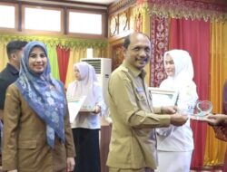 Asisten Sekda Serahkan Penghargaan Bagi Lima Perempuan Berjasa di Aceh