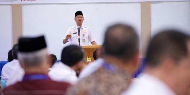 Asisten Administrasi Umum Sekda Aceh, Dr. H. Iskandar, AP, S.Sos, M.Si, memberikan sambutan dan arahan saat membuka Rapat Koordinasi Reformasi Birokrasi se-Aceh, yang diselenggarakan Biro Organisasi Setda Aceh, di Sabang, Rabu (7/6/2023).