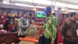 Nurwahidi, salah seorang inventor Mesin Press Jerami Portabel, sedang menjelaskan kegunaan dan sistem operasi mesin tersebut kepada pengunjung stand Aceh, di Penas-KTNA XVI, di Lanud Tabing, Padang, Sabtu (10/6/2023).
