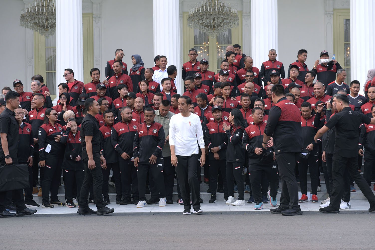 Presiden Jokowi bersama para atlet, pelatih, dan asisten pelatih peraih medali di SEA Games Kamboja, Senin (05/06/2023), di halaman depan Istana Merdeka, Jakarta. (Foto: Humas Setkab/Oji)