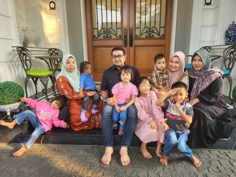 Anggota DPR-RI Fraksi Partai Demokrat, Teuku Riefky Harsya melakukan foto bersama dengan keluarga pasien bocor jantung asal Aceh di jakarta [Foto: Tim TRH]