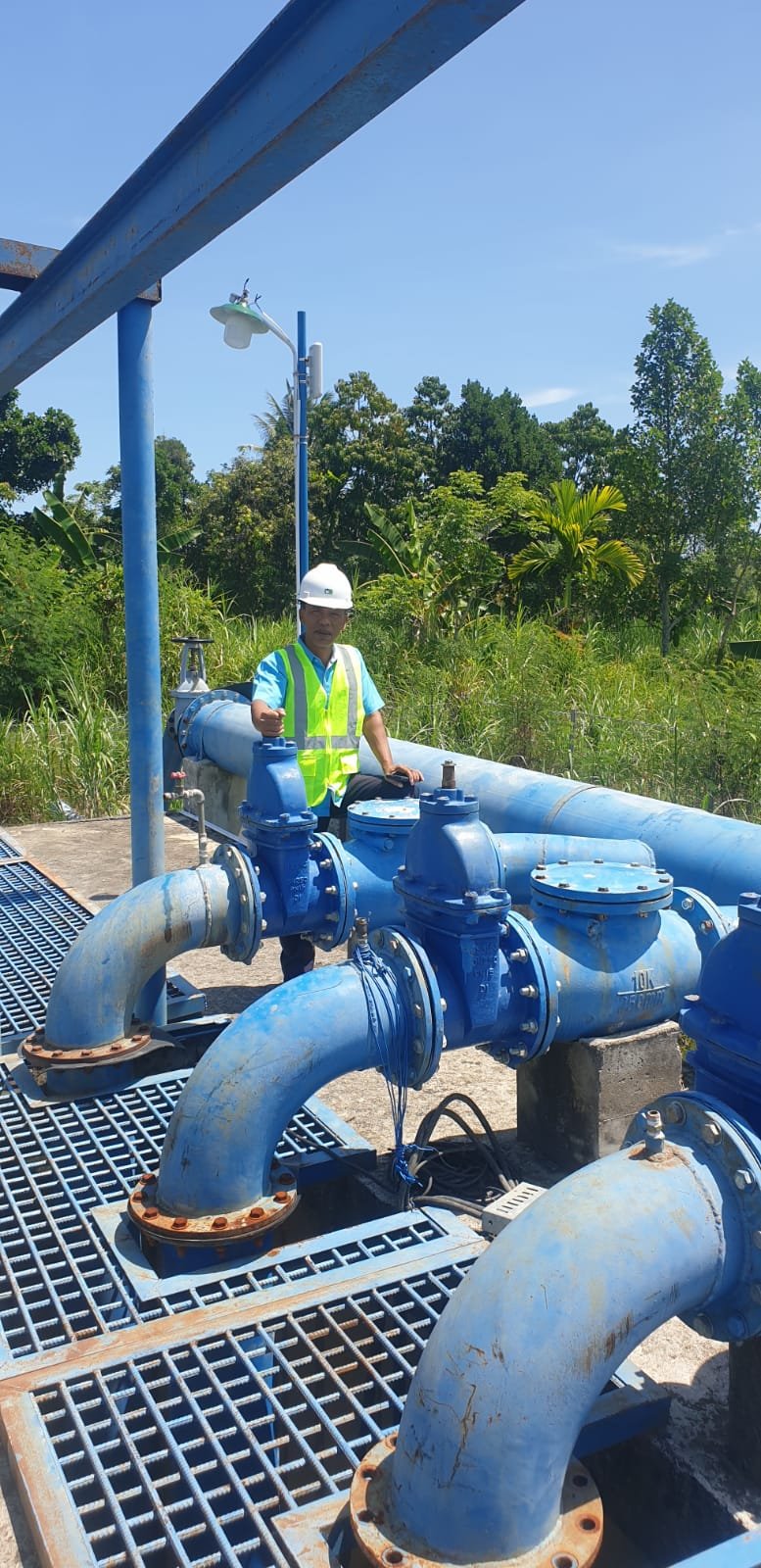 Direktur Tehnik PDAM Tirta Mountala, Aceh Besar Ir Salman, MSi meninjau erusakan pompa intake WTP Pasie, Kecamatan Ingin Jaya, Rabu (7/6/2023).(Foto/Dok PDAM Tirta Mountala)