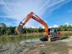 Personel Ditreskrimsus Polda Aceh Hentikan Aktivitas Tambang Ilegal di Aceh Barat