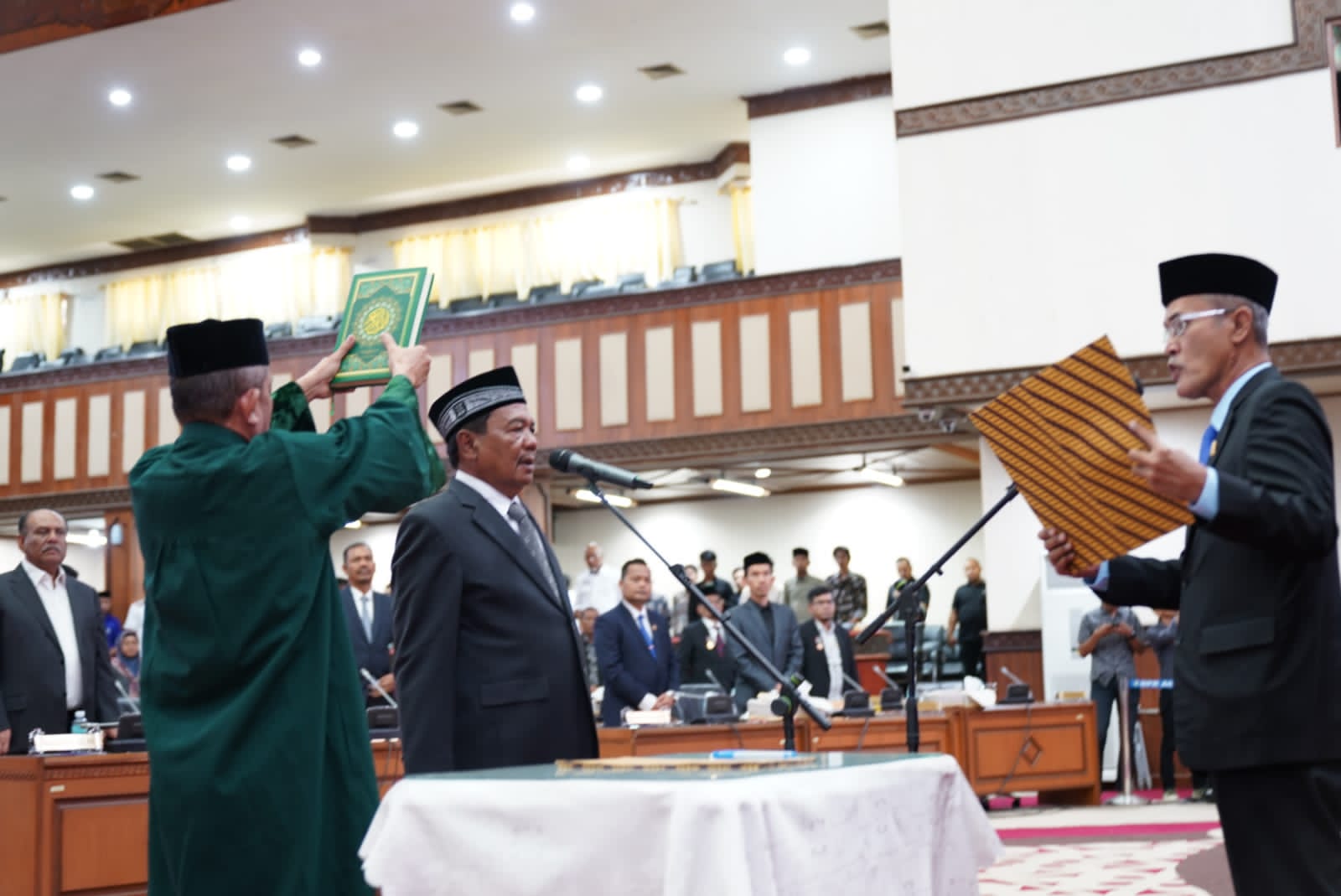 Pengucapan sumpah H. Asmauddin, SE sebagai anggota DPR Aceh pengganti antarwaktu sisa masa jabatan tahun 2019-2024 menggantikan almarhum H. Teuku Sama Indra, SH, yang telah meninggal dunia menghadap sang khaliq pada tanggal 7 februari 2023 lalu.