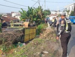 Truk Terguling Akibat Sopir Mengantuk, Dua Orang Tewas