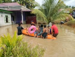 Personel Brimob Bantu Korban Banjir di Trumon