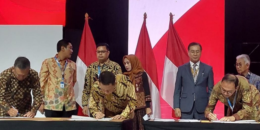 Penjabat Gubernur Aceh, Achmad Marzuki dan Kepala BPMA Teuku Mohamad Faisal menandatangani Kontrak Kerja Sama Wilayah kerja Eksplorasi Bireuen-Sigli bersama Menteri ESDM, RI, Arifin Tasrif, pada acara pembukaan the 47th IPA Convention & Exhibition di Indonesia Convention Exhibition BSD City, Tangerang Selatan, Selasa (25/7/2023).