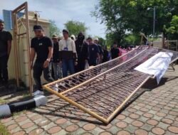 Massa Pendemo Dobrak Pagar Gedung DPR Aceh