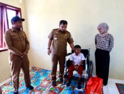Pj Aceh Besar Serahkan Tiga Kursi Roda untuk Penderita Lumpuh