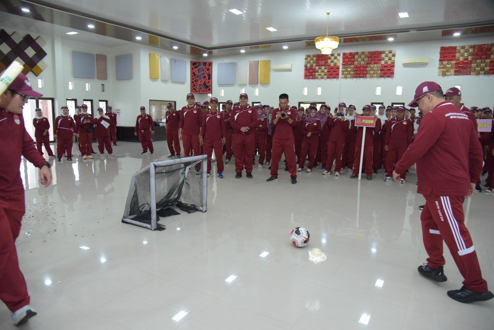 Kajati Aceh Bambang Bachtiar, S.H.,M.H menendang bola ke gawang sebagai simbolis [Foto; IST]