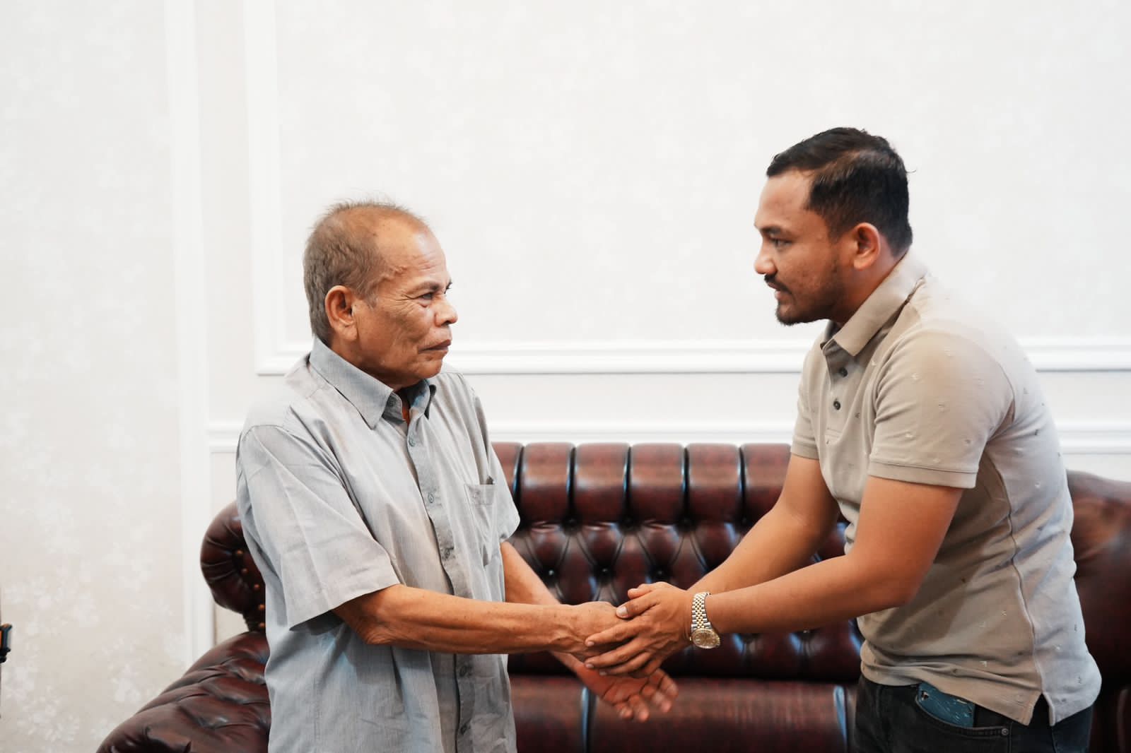 Ketua Dewan Pimpinan Cabang (DPC) Partai Demokrasi Indonesia Perjuangan (PDIP) Nagan Raya, Jamaluddin Idham bersalaman dengan mantan Menteri Pertahanan GAM, Zakaria Saman atau Apa Karya, di kediamannya yang berada di Desa Jijiem, Kecamatan Keumala, Pidie.
