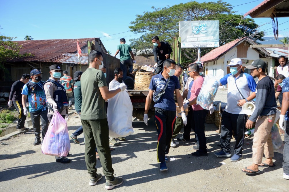 Sejumlah Kepala Organisasi Perangkat Daerah (OPD) Pemkab Aceh Besar melakukan aksi satu jam gotong royong membersihkan sampah di Pasar Sibreh, Kecamatan Suka Makmur, Aceh Besar, Minggu (20/08/2023).