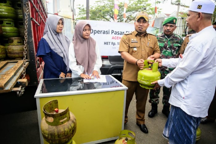Pj Bupati Aceh Besar Muhammad Iswanto SSTP MM saat menyerahkan simbolis LPG 3 Kg kepada masyarakat saat operasi pasar di Aceh Besar beberapa waktu lalu.