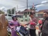 Kapolsek Simpang Kiri Bagi-bagi Bendera Merah Putih kepada Warga