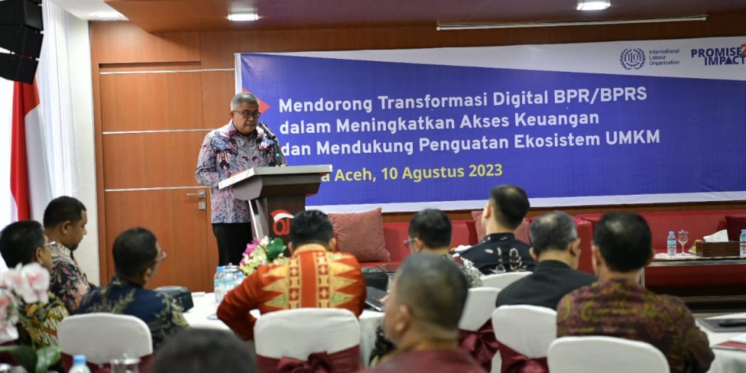 Sekda Aceh, Bustami, SE, M.Si, saat menyampaikan sambutan dan membuka kegiatan Diseminasi Hasil Studi Pemetaan Layanan Keuangan Digital dalam rangka Mendorong Transformasi Digital BPR/BPRS dan Mendukung Penguatan Ekosistem UMKM, di Gedung OJK, Banda Aceh, Kamis, (10/8/2023).