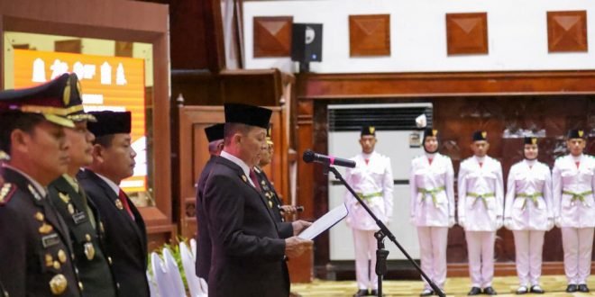 Penjabat Gubernur Aceh Achmad Marzuki, saat mengukuhkan 75 Anggota Pasukan Pengibar Bendera (Paskibra) Aceh Tahun 2023 di Anjong Mon Mata, Banda Aceh, Rabu, (16/8/2023).