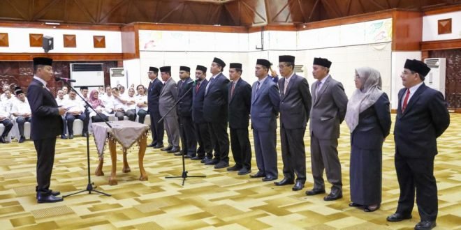 Penjabat Gubernur Aceh Achmad Marzuki saat mengambil sumpah jabatan dan melantik 11 Pejabat Pimpinan Tinggi Pratama atau Pejabat Struktural Eselon II pada lingkungan Pemerintah Aceh, di Anjong Mon Mata, Banda Aceh, Rabu (16/8/2023).