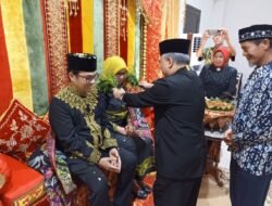 Tokoh Aceh di Jakarta Peusijuek Wamen Nezar Patria