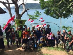 Mahasiswa Pecinta Alam Bentang Bendera Merah Putih di Ujung Pulau Sumatera