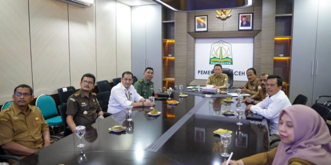 Penjabat Gubernur Aceh, Achmad Marzuki, bersama Tim Pengendali Inflasi Daerah (TPID) mengikuti Rapat Koordinasi Pengendalian Inflasi dengan Menteri Dalam Negeri RI, Muhammad Tito Karnavian secara virtual di Ruang Kerja Gubernur Aceh, Banda Aceh, Senin, (21/8/2023).