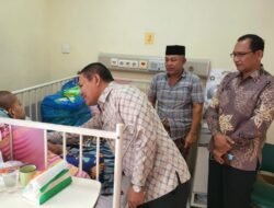 Pj Bupati Abdya Dan Sekda Aceh Selatan Menjunguk Bocah Penderita Infeksi Saraf Otak