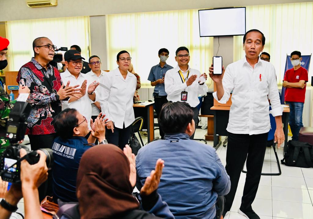 Presiden Jokowi mengunjungi KPP Pratama Surakarta, Jawa Tengah, Kamis (09/03/2023). (Foto: BPMI Setpres)