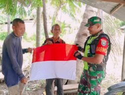 TNI Bagi-bagi Bendera Merah Putih Kepada Warga
