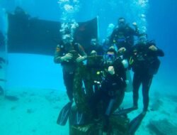 Pj Wali Kota dan Forkopimda Kibarkan Bendera di bawah laut Sabang
