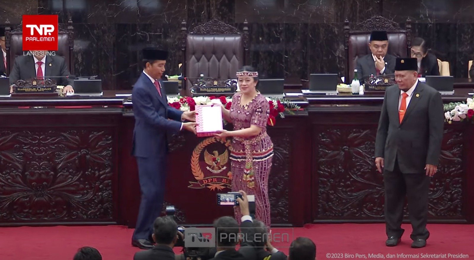 Presiden Jokowi dan Ketua DPR RI Puan Maharani pada Penyampaian Keterangan Pemerintah Atas Rancangan Undang-Undang tentang APBN Tahun Anggaran 2024 Beserta Nota Keuangannya, di Depan Sidang Paripurna DPR RI, di Ruang Rapat Paripurna, Gedung Nusantara MPR/DPR/DPD RI, Senayan, Jakarta, Rabu (16/08/2023) siang. (Sumber: Tangkapan Layar)