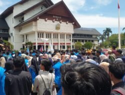 Ratusan Massa Geruduk Kantor Gubernur Aceh, Desak Cabut Izin PT BMU