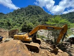 Evakuasi Alat Berat Dihadang Warga