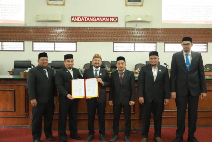 Pj Bupati Aceh Besar Muhammad Iswanto SSTP MM didampingi Sekda Drs Sulaimi MSi bersama Ketua DPRK Aceh Besar Iskandar Ali MSi didampingi dua Wakil Ketua Gunawan SE MM dan Zulfikar Azis SE dan Sekwan Fata Muhammad SPd MM memperlihatkan dokumen Nota kesepakatan Rancangan Kebijakan Umum Anggaran (RKUA) dan Rancangan Qanun ( Raqan) Prioritas dan Plafom Anggaran Sementara (PPAS) Anggaran Pendapatan dan Belanja Kabupaten (APBK) Aceh Besar Tahun anggaran 2024