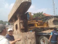 Crane Jatuh dari Truk Trailer, Operator Terjepit
