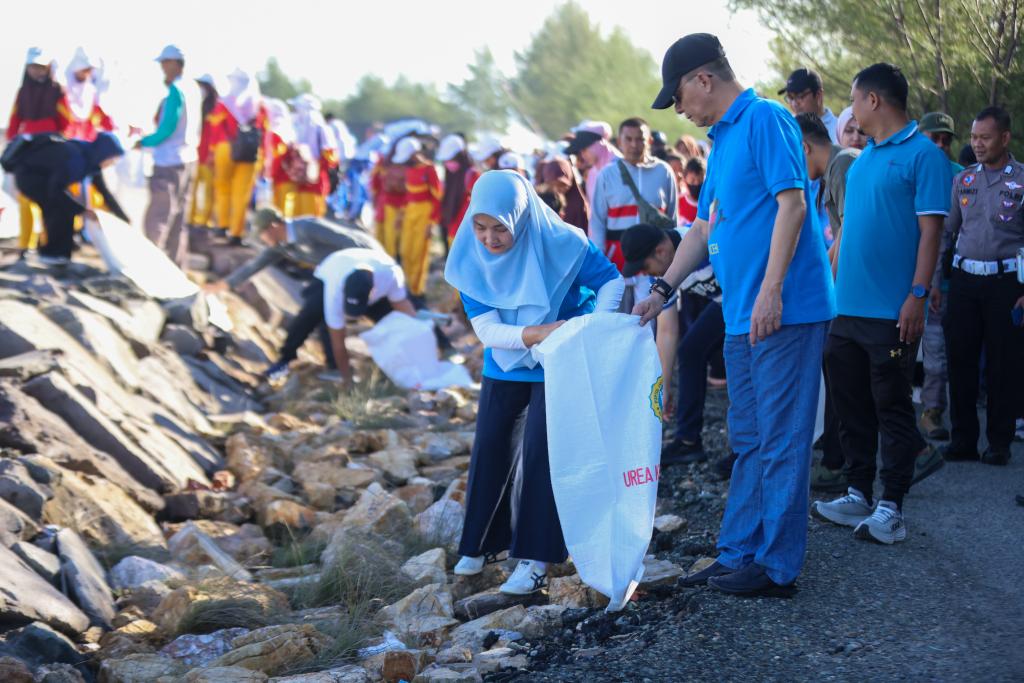 Penjabat Gubernur Aceh, Achmad Marzuki, saat bersama Ketua TP-PKK Aceh, Ny. Ayu Marzuki, saat ikut memungut sampah dalam rangkaian kegiatan World Cleanup Day, di Garis Pantai Gampong Jawa, Banda Aceh, Sabtu, (23/9/2023).