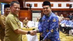 Pj Gubernur Serahkan 3.360 SK Pensiun dan Naik Pangkat PNS se-Aceh