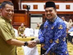 Pj Gubernur Serahkan 3.360 SK Pensiun dan Naik Pangkat PNS se-Aceh