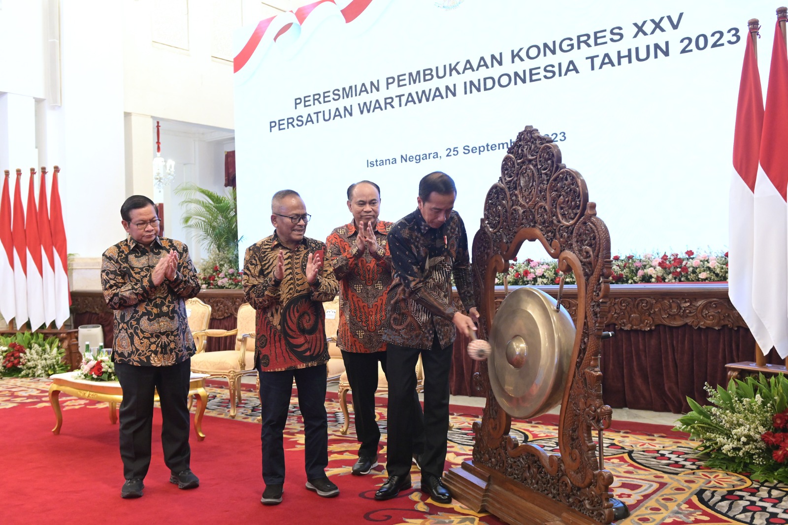 Presiden Jokowi didampingi oleh Menkominfo Budi Arie Setiadi, Seskab Pramono Anung, dan Ketua Umum PWI Atal S. Depari saat membuka Kongres XXV PWI, di Istana Negara, Jakarta, Senin (25/09/2023). Humas Setkab/Oji.