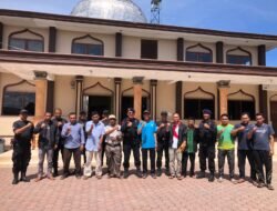 Personel Brimob Bersihkan Masjid Baburahman Bener Meriah