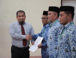 Pj Bupati Aceh Besar Serahkan SK Kenaikan Pangkat Kepada 106 PNS