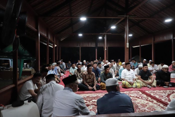 Jamaah mengikuti pengajian halaqah, di Balee Beut Meuligoe Bupati Aceh, Kota Jantho, Kamis (28/9/2023).