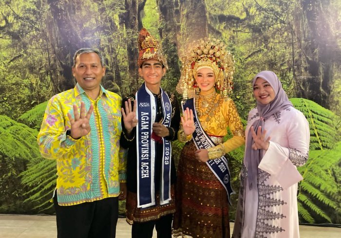 Kadisparpora Aceh Besar Abdullah S.Sos bersama Pj Ketua Dekranasda Cut Rezky Handayani SIP MM, foto bersama Duta Wisata Aceh Besar usai penobatan Duta Wisata Aceh 2023 di Gedung Balai Meuseuraya Aceh, Jumat (29/9/2023) malam.