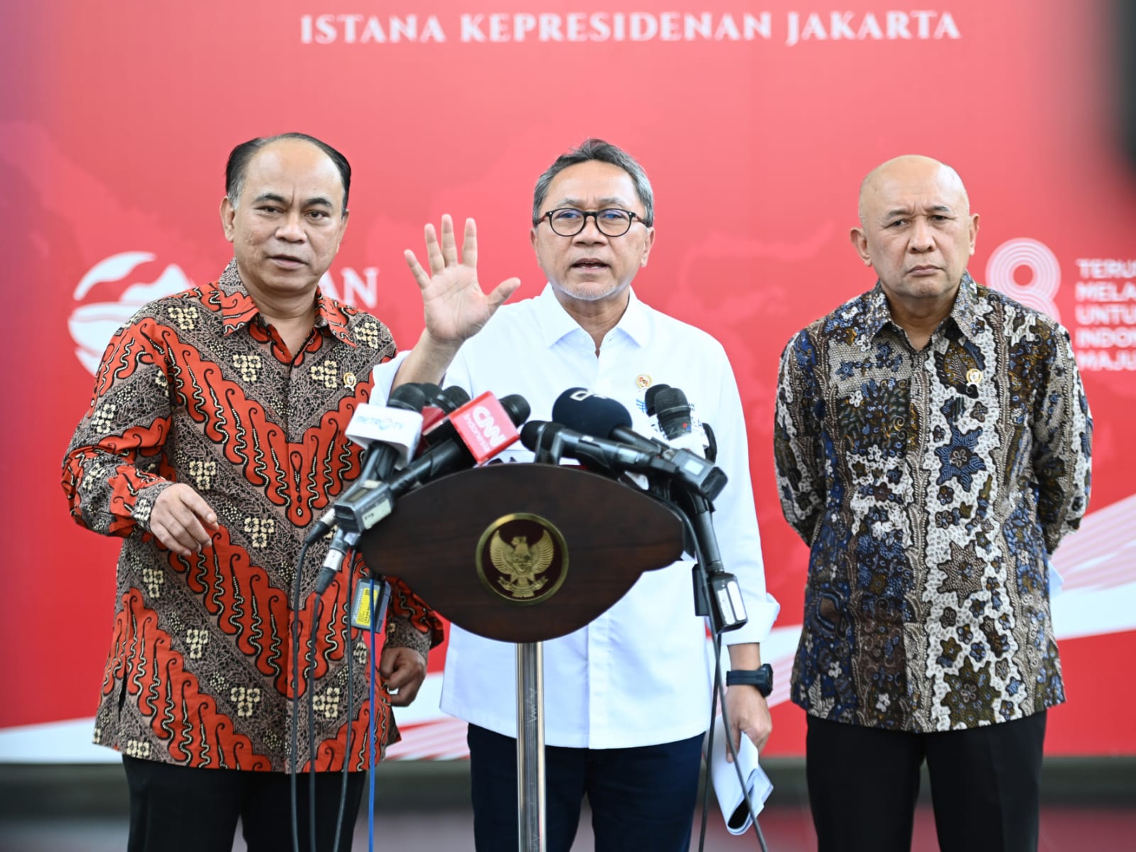Mendag Zulkifli Hasan bersama Menkominfo Budi Arie Setiadi dan Menkop UKM Teten Masduki usai mengikuti Ratas dengan Presiden Jokowi mengenai perniagaan elektronik, Senin (25/09/2023), di Istana Merdeka, Jakarta/Foto: BPMI Setpres/Kris