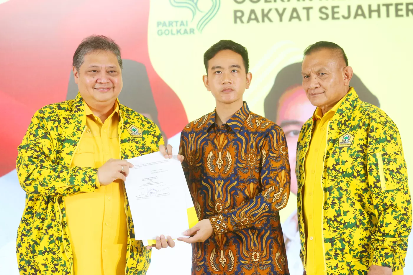 Wali Kota Solo Gibran Rakabuming Raka Menerima surat keputusan yang berisi penunjukkan Gibran sabagai bakal calon Wakil Presiden yang diserahan langsung oleh Ketua Umum Partai Golkar Airlaangga Hartanto pada Rapimnas II Partai Golkar di DPP Golkar, Sabtu (21/10/2023). Dalam Hasil Rapimnas Partai Golkar mendukung dan mengusulkan Wali Kota Solo, Gibran Rakabuming Raka, sebagai bakal cawapres Prabowo Subianto. (MIFTAHUL HAYAT/JAWA POS)