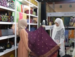 Ketua Dekranasda Sambangi Inacraf on Oktober, Sejumlah Hasil Kerajinan Aceh Dipamerkan