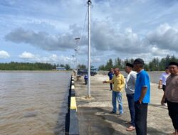 Irmawan Tinjau Lokasi Abrasi Kuala Gabi di Aceh Singkil