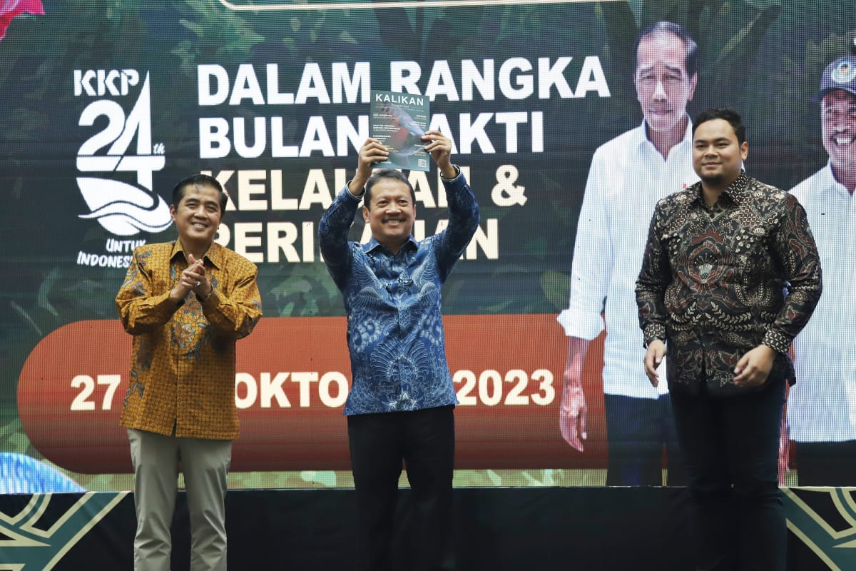 Menteri Kelautan dan Perikanan (KP) Sakti Wahyu Trenggono bersama CEO Kalikan Ardani Yusuf Prawira (kanan) dan Dirjen Pengutan Daya Saing Produk Kelautan dan Perikanan KKP Budi Sulistyo (kiri) membuka Festival Ikan Hias Nusantara 2023 di Mall Epiwalk, Jakarta Selatan, Jumat (27/10/2023)/Foto: Dok KKP