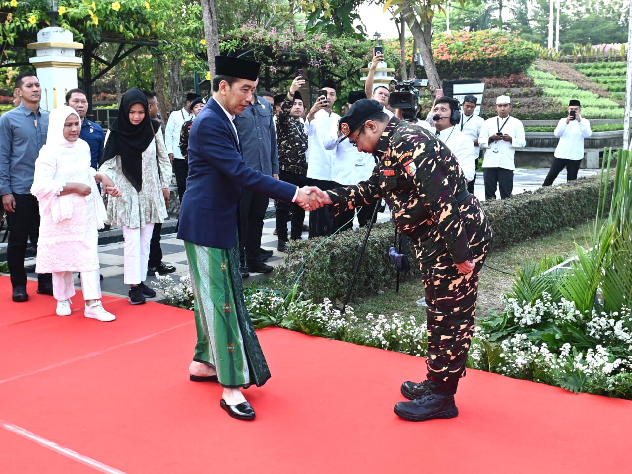 Presiden Jokowi disambut Menteri Agama Yaqut Cholil Qoumas saat menghadiri Apel Hari Santri Tahun 2023 di Monumen Tugu Pahlawan, Kota Surabaya, Provinsi Jawa Timur, Minggu (22/10/2023). (Foto: BPMI Setpres/Kris)