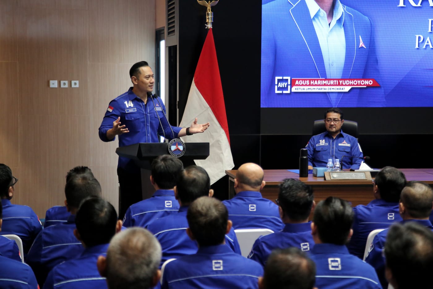 Ketua Umum Partai Demokrat Agus Harimurti Yudhoyono (AHY) memimpin Rapat Pleno Pengurus DPP Partai Demokrat di Aula Yudhoyono DPP Partai Demokrat, Jumat (13/10) siang.