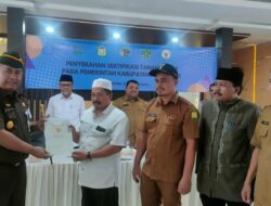 Kejari Aceh Besar Bersama Kemenag dan BPN Serahkan 70 Sertifikat Tanah Wakaf