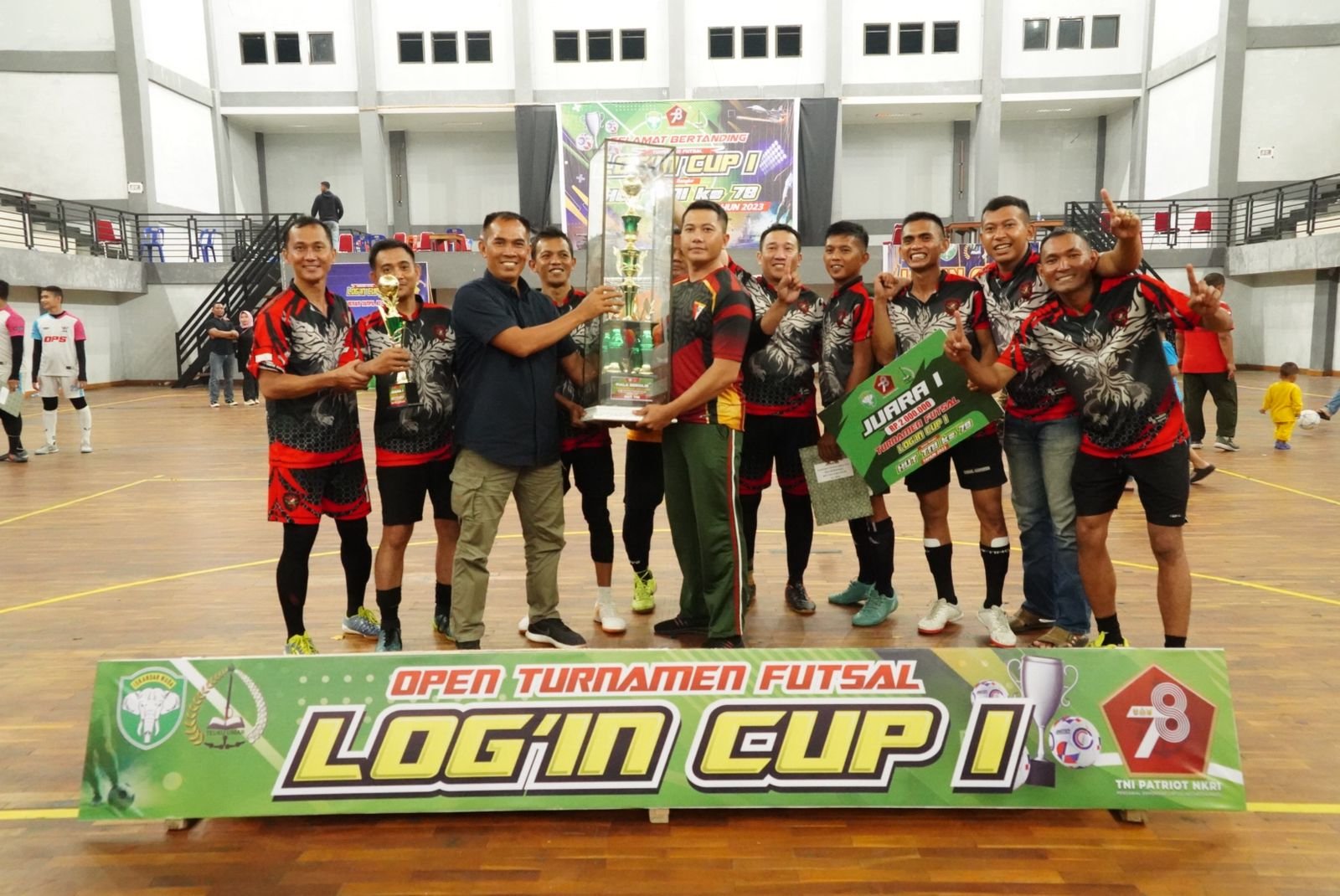 Danrem 012/TU Kolonel Inf Riyanto S.I.P serahkan piala bergilir HUT TNI Kepada Juara l